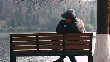 4k实拍人物意境坐在长椅晒太阳上的老人视频的预览图